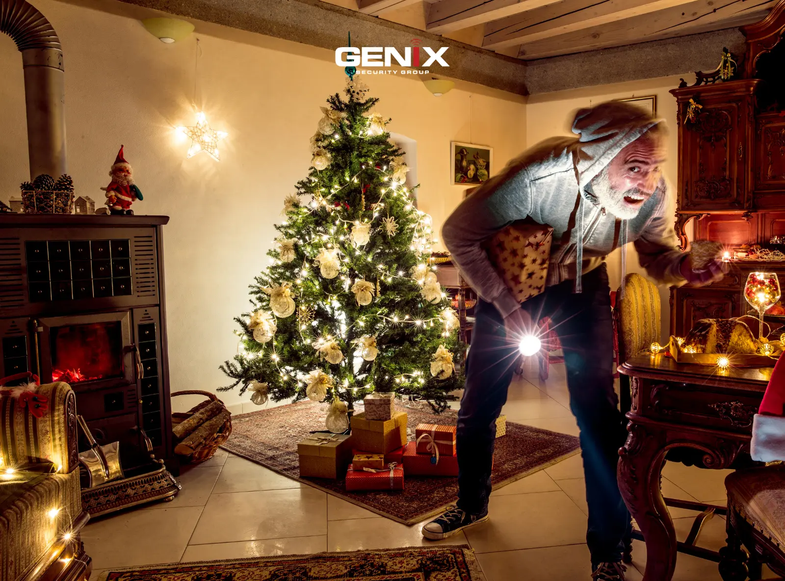 Un cambrioleur s'introduit dans un salon décoré pour Noël, en train de voler des cadeaux au pied du sapin.