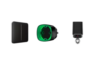 Vue de trois dispositifs domotiques Ajax Systems noirs : interrupteur tactile, prise intelligente avec LED verte et module de gestion hydrique.
